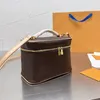 حقيبة مكياج مصممة أنيقة L-Letter Cosmetic Bag Women Women Beadings Ladies Brown Flowers Flowers Solid Leather All-Match Small Fresh Daily