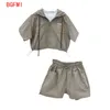 Barn Barnkläder Summerkläder Baby Boy Suit Kortärmad Fake Two-Piece Hoodie + Shorts 2 PCS Set With DrawString 220507