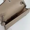 حقيبة شوفان صغيرة الحجم باللون البيج والأبيض مع ملحقات سلسلة المفاتيح