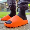 Pantoufles Coslony Hommes Diapositives 2022 Luxe Casual Deisgner Orange Intérieur Pour La Maison Fond Épais Sliders Plage Sandales Hommes Mode