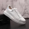 Zapatos de vestir de boda de negocios blancos de alta calidad Diseñador de lujo Parte inferior gruesa Hombres con cordones Zapatillas de deporte casuales Moda Punta redonda Mocasines para caminar