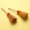 Décoration de fête 1051pcs mini balai rouge Brooms de paille de paille suspendues pour le costume d'Halloween Accessoires de maison de poupée en sorcière9799002