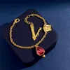 Lyxig bokstav V -armband Vete Ear Drop Inlaid Ruby Crystal Floral Relief Neckor Armband Set Portrait Banshee 18K Gold Plated Designer Jewelry HGHF7531449