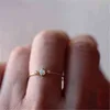 Rose Fashion Gold White Fire Opal Crystal Kobiety Slim Wedding Pierdzież Delikatna biżuteria USA Rozmiar 6-10196L