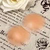 5PC 2021 Petali riutilizzabili per seno da donna Sollevare la copertura del capezzolo Petalo invisibile Adesivo senza spalline Stick senza schienale sul reggiseno Cuscinetto per capezzoli in silicone Y220725