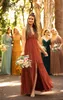 Boho Chiffon Bridesmaid Dress 2023 A-Line Spaghetti Straps Ruffle Maxi Evening Clown Golvlängd slits Backless Maid of Honor Party Party