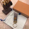 Bilnyckel Buckle Classic Keychain Pendant Män och kvinnor Par Holiday Present Letter Bag hängsmycken med låda