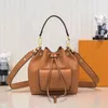 Ladies Shoulder Bags Lychee Calfskin Bucket Bag Crossbody Fashion Show Tote Bag's Swivel Lock Topp Handtag Bag Justerbara axlar Rem M57687