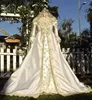 Gotisk viktoriansk fantasi bröllopsklänning långärmad satin en linjen brudklänning med hatt wrap guld spets applicerade vintage bröllopsklänningar vestido