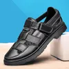 Sandálias genuínas Couro de couro 2024 Summer Shoes Hollow Sapatos Hold Sandal Classic Black Bleh Flats para Malesandals Sa Masculino