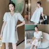 Sweet Fashion Femmes enceintes Habille à manches courtes Per perle en V couche haute maternité Mini robe de grossesse blanche Robe J220628 J220628