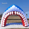 巨大な青色のインフレータブルサメの口パーソナライズされた漫画動物マスコットアーチ型ドアかわいい爆破サメのアーチの入り口の装飾のために
