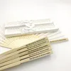 ホワイトカラーイベントパーティーの50ピースのカスタム印刷されたウェディングファンオーガンザバッグの携帯用折りたたみファン