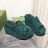 2023 nouvelles sandales à semelle épaisse fendues en lin brodé avec des pantoufles à lettres à plate-forme imperméable surélevée portant Matsuke à l'extérieur