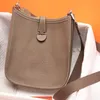 Bolsa de ombro de grife para mulheres bolsas carteiro de luxo masculina bolsa crossbody moderna bolsa de corpo transversal masculina clássica de grão macio couro de vaca perfurada bolsas femininas