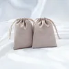100pcsカスタムロゴシャンパンシルクジュエリー小さなギフトバッグサテンドローストリングパッケージポーチネックレスの結婚式のお気に入りキャンディーグッディバッグ
