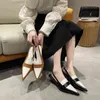 صندل جديد للأزياء الصنادل ربيع وصيف 2022 أحذية جديدة مدببة الكعب الأوسط ألوان متطابقة الظهر Baotou 220704