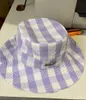 المرأة القبعات ذات الحواف الواسعة الصيفية Le Bob Bucket Hat مصمم فاخر بلون خالص