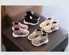 Hot Sälj Nyfödd Bebis Pojkar Flickor Mjuk botten First Walkers letter Designer Sneakers Casual Barn Barn Loafers Småbarnsskor