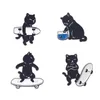 Gatto in bianco e nero con spille modello skateboard unisex Cartoon lega smalto animale spille bambini europei borse maglione2560161