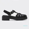 Designer Mulher Sandals de borracha esportiva calçados de praia Plataforma feminina Saltos de sandália Black White Notched1692134