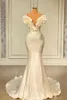 2022 Vestidos de noiva de sereia de cetim elegantes fora do ombro Flowles Flowers Flores de miçangas de pérolas longas ocasiões de noivas