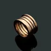 Versión de 1,2 cm de ancho del clásico anillo de diseñador de primavera de cinco capas Moda europea Men y mujeres Ring de boda Rango de oro Capada de oro de 18K 316L Titanium Acero Rings Jewelry
