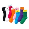 Chaussettes pour hommes à la mode Femmes Coton de haute qualité All-match classique Cheville Lettre Respirant noir et blanc Football basket-ball Chaussette de sport Haut en coton 14 couleurs