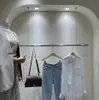 Espositore per vetrine di negozi di abbigliamento Mobili commerciali per abiti da sposa, appendiabiti da parete appeso lateralmente in acciaio inossidabile argento