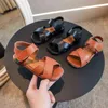 Offene Sandalen Mädchen Kinder Sommer Flachen Boden 2022 Neue Student Retro Koreanische PU Haken Schleife Kinder Mode Lässig Römischen schuhe G220523