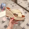 Nya Kvinnor Wedge Sandaler Rund Open Toe Cross Rem Högklackat Halv Tofflor Gummi Sole Non-Slip Woven Gräs Sole Casual Mules 35-40 med låda