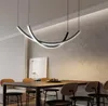 Moderna lampada a sospensione a LED sopra il tavolo da cucina, sala da pranzo, soggiorno, casa con apparecchi di illuminazione per lampadari di design con telecomando