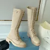 Patchwork de couro de bezerro bege Nylon Tall Combat Boots até o joelho com cadarço vamp arredondado Dedo do pé plano lateral logotipo triângulo Placa designer de luxo para calçados femininos de fábrica