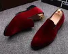 Designer-New Mens Velvet Dress Shoes Loafers puntige bruiloft Casual schoenen Rood groene zwarte schoenen