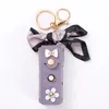 Designer Letter Key Chains ringen zijden sjaal lippenstift sleutelhangers accessoires mode pu lederen bloem hanger charme auto sleutelhanger houder vrouwen mini tas snuisterij cadeaus