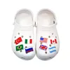 MOQ 50pcs divers motif de drapeau national croc JIBZ 2D caoutchouc souple pièces de chaussures accessoires décoration boucles de chaussures breloques bibelots ajustement enfants sandales bracelet