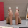 2022 Designer Top Women Saltos altos da moda Sexy Peixe boca metal fivela 13 cm Super altos sapatos de casamento sandálias pretas nus brilhantes 35-42