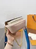 Kosmetiska väskor fall crossbody läderkontrast kvinnors axelväska hårdvaruspänne med guldkedja för att täcka designer fashionabla och eleganta Cro -kroppsväskor