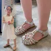 Sandálias de Meninas Crianças Bebê Rebite Bebê Sapatos Verão Crianças Oco Moda Menina Princesa Sapatos Solas Macias Sandálias Casuais G220418