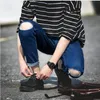 Calças masculinas 2022 Jeans de joelho rasgados casuais para estudantes do sexo masculino coreano Slim-Fit Fit.