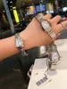 L'orologio da donna da 30 mm presenta un movimento in quarzo importato da gambe diamantato a diamante