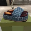 Tasarımcı terlik platformu sandaletler denim terlik klasik kadın sandalet işlemeli mektup sandal kalın alt kama ayakkabıları kauçuk flip floplar