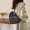イブニングバッグファッションデザイナーフローラルパターン女性アンダーアームラブハートレディース小さな肩のぬいぐるみ女性財布ハンドバッグ