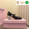 С коробкой патентной кожа Мэри Джейн накачивает средние драгоценно -драгоценные туфли для пяткой туфли черная белая металлическая техническая ткань сандалии кристаллы высокие каблуки вечеринка свадебные женщины кроссовки
