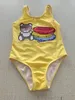 Adorável meninas marca amarelo onepieces maiô letras impressas crianças trajes de banho dos desenhos animados urso bebê menina praia banho crianças ch3337441