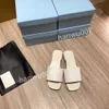 2022 Womens Paris Sandals 슬리퍼 수 놓은 플로랄 브로케이드 소녀 비치 플립 플롭 플랫 여름 사치 로퍼 스트라이프 디자이너 드레스 SIZE35-42 HX220306