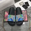 Designer Slides Herrkvinnor tofflor Summer Sandal Beach Slide Flat Cherry Strawberry Platform Ladies Sandaler Badrum Hemskor Flip Flops Multi