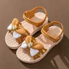 Flickor mjuka sula prinsessor sandaler för sommar båge knut dekor hål ut platta skor rosa blå brun 220621
