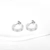 Högutgåva öron manschett charms älskar örhängen för kvinnor flickor damer stud piercing smycken graverade logotyp titan stål present designer juveler skruvmarkeringar