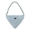 ハンドバッグポピュラーレディース2022新しい三角形のリベットスリング片方の肩の下の肩のバッグトライアングルバッグ財布